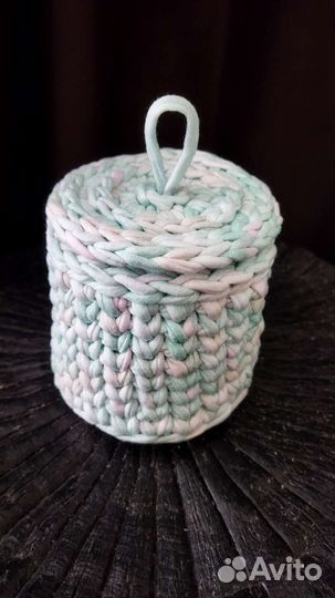 Вязанная корзинка из трикотажной пряжи