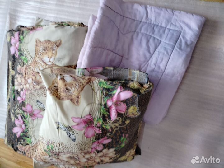 Два одеяла,подушка с наволочкой, пододеяльник