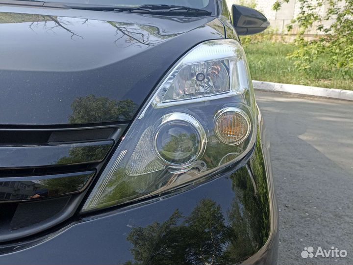 Линзы в фары Toyota isis ксенон