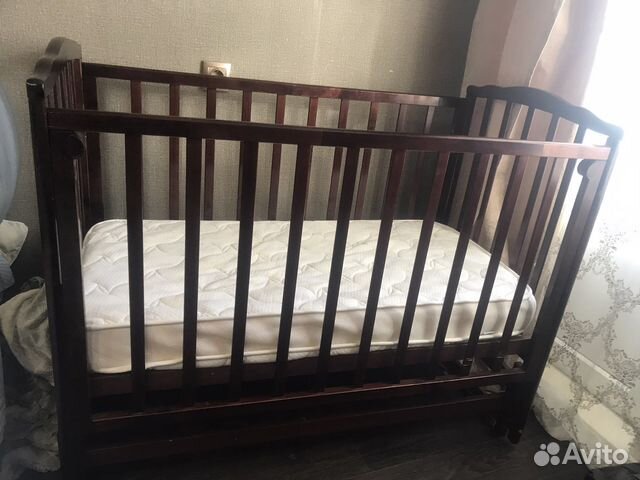 Детская кроватка с маятником