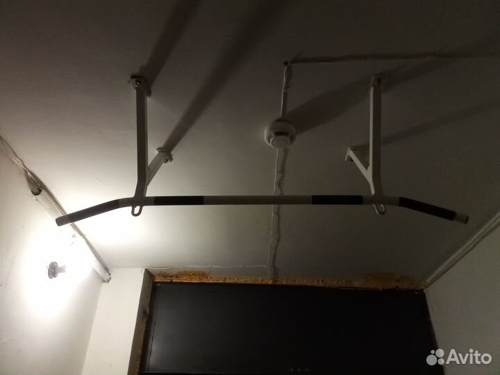 Турник потолочный с качелью