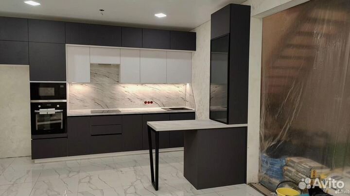 Кухня с барной стойкой