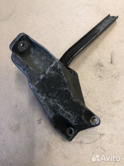 Кронштейн двигателя левый VAG 8D0199307L