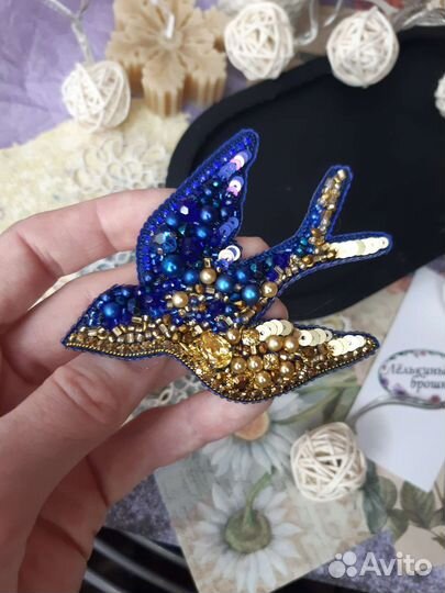 Брошь Ласточка из бисера в сине-золотом цвете