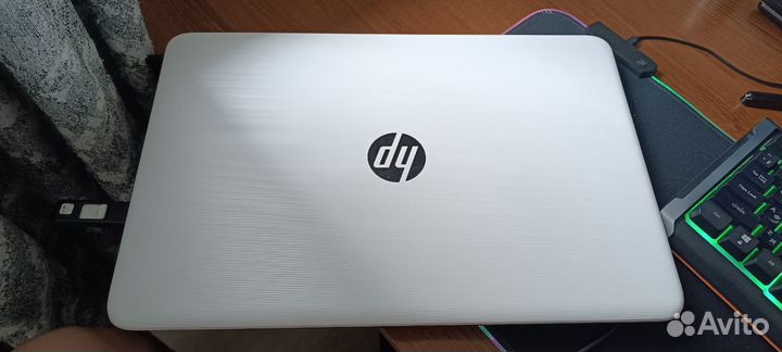 Ноутбук HP белый 17.3