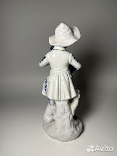 Фарфоровая статуэтка