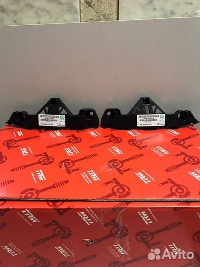 Mazda 3 2013г кронштейн бампера правый передний*