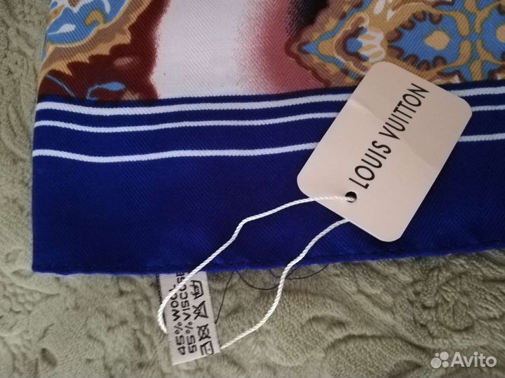 Яркий, красочный платок