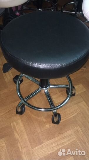 Табурет на колесах для мастера маникюра