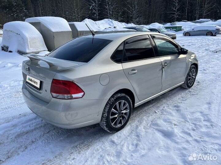 Volkswagen Polo 1.6 AT, 2012, битый, 160 000 км