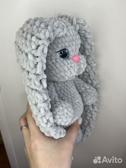 Плюшевый заяц вязаный