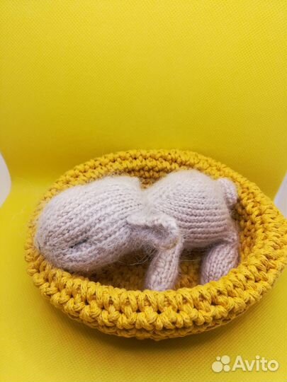 Вязаный спящий зайчонок