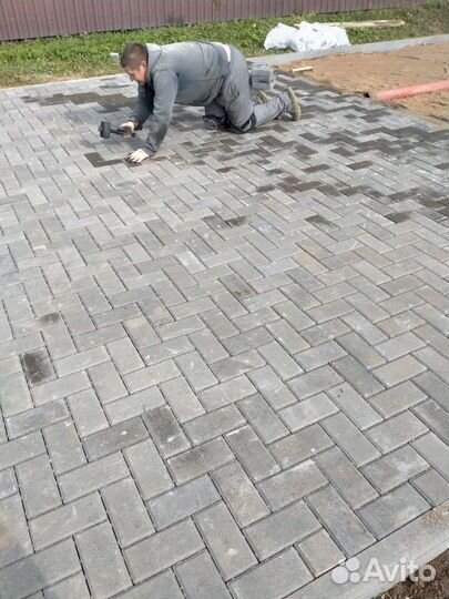 Бригада рабочих выполнит работы по укладки кровли