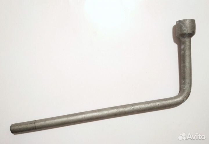 Балонный ключ новый и колпак Ford