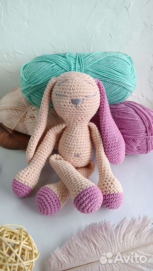 Вязаная игрушка заяц