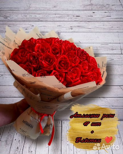 Розы из атласных лент в букете и коробках