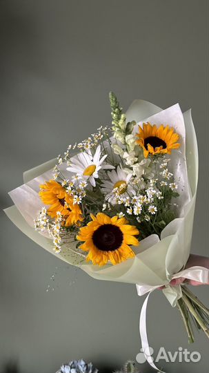 Полевой букет с подсолнухами и ромашками