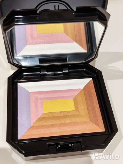 Shiseido компактная пудра c эффектом сияния