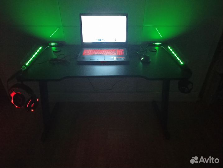 Компьютерные столы для геймеров с RGB-подсветкой