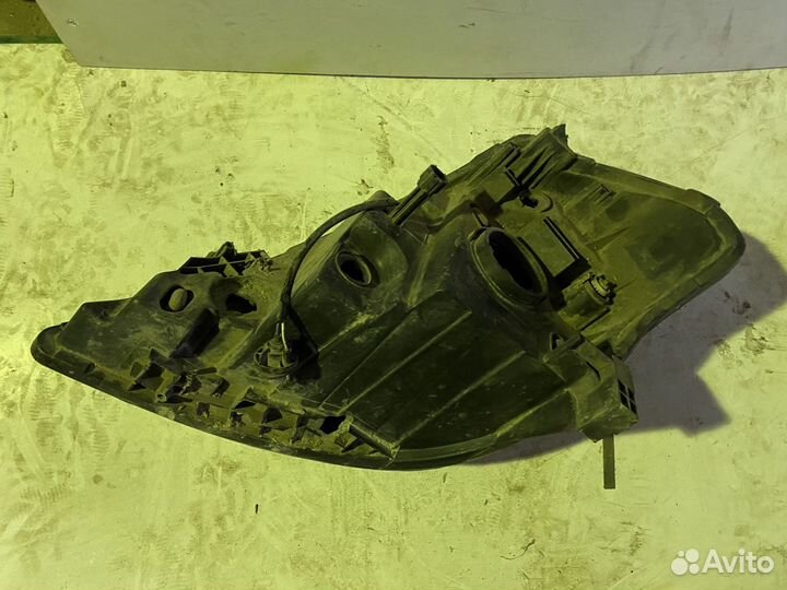 Фара передняя правая Nissan Tiida