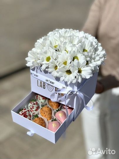 Боксы из клубники и цветов