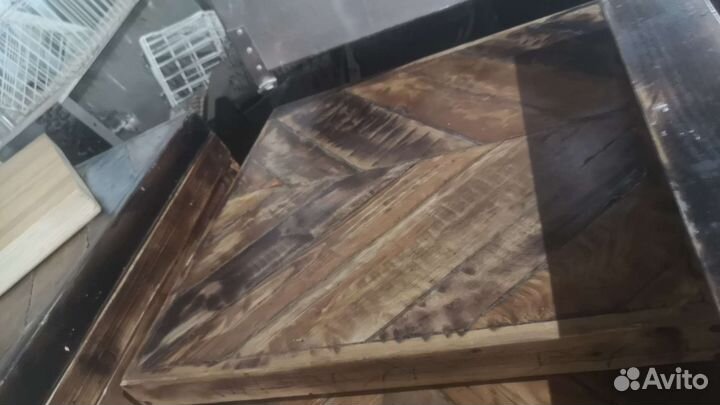 Стол с деревянной столешницей