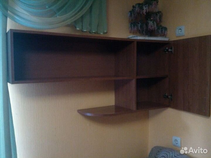 Навесная полка к письменному столу