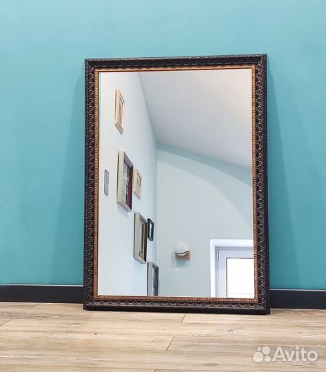 Зеркало в черной резной раме