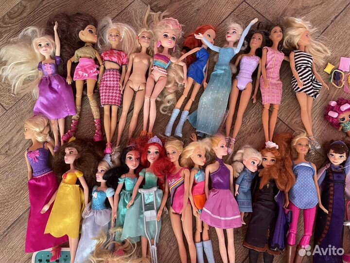Много кукол дисней, барби, винкс и тд