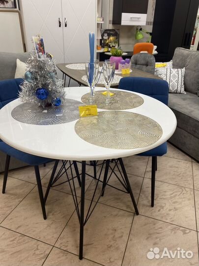 Стол обеденный