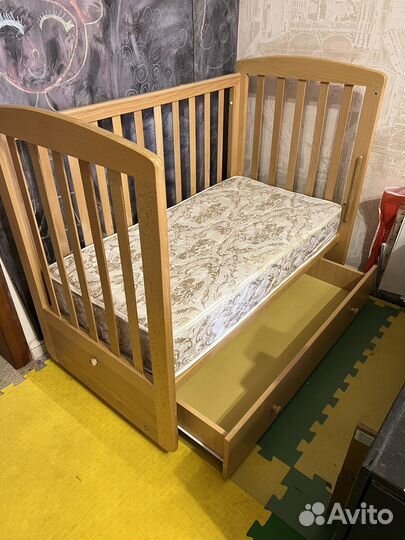 Детская кроватка с маятником и ящиком