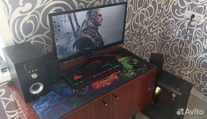 Игровой пк с монитором, клавиатурой и мышкой
