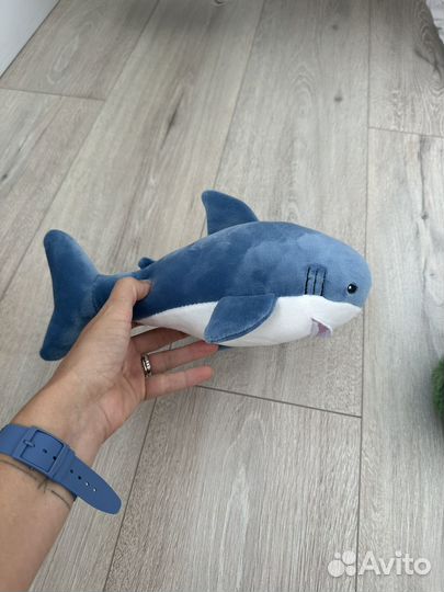 Мягкие игрушки (акула и авокадо)