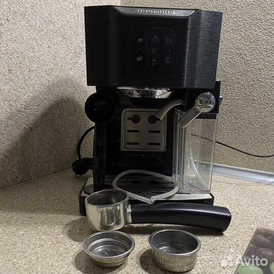 Кофеварка рожковая redmond RCM-1511