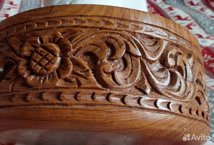 Ваза для фруктов деревянная резная