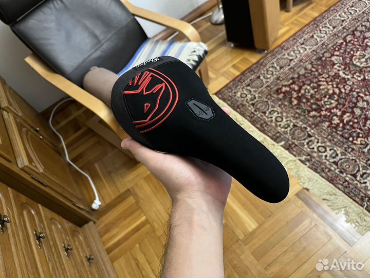 BMX Седло Shadow Crow Slim Pivotal черно-красное