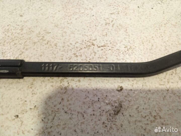 Поводок стеклоочистителя левый LADA Kalina 2012