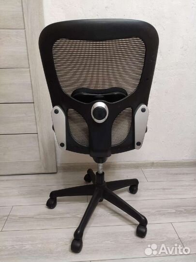 Компьютерное кресло с поддержкой спины и наклоном