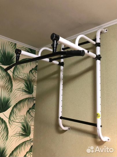 Турник настенный