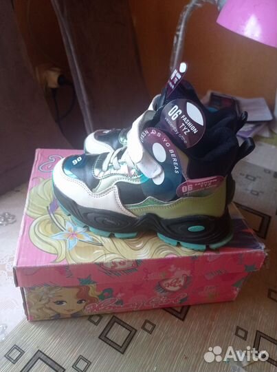 Ботинки -кроссовки на девочку 31 размер