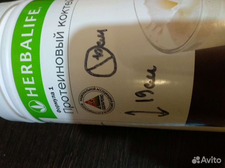 Пластиковые банки с крышкой