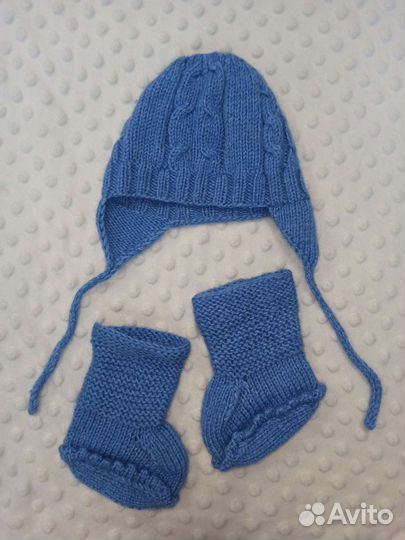 Шапочка и пинетки ручной работы