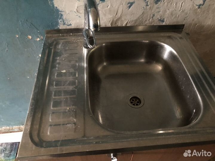 Тумба с мойкой и краном