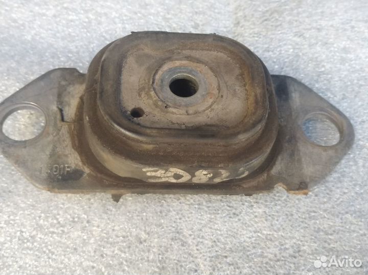 Кронштейн, опора, подушка акп Renault Logan