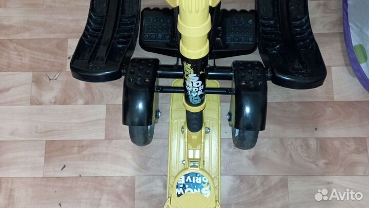 Детский снегокат с колесами и ручкой