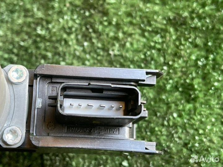 Моторчик стеклоподъемника передний правый Hyundai