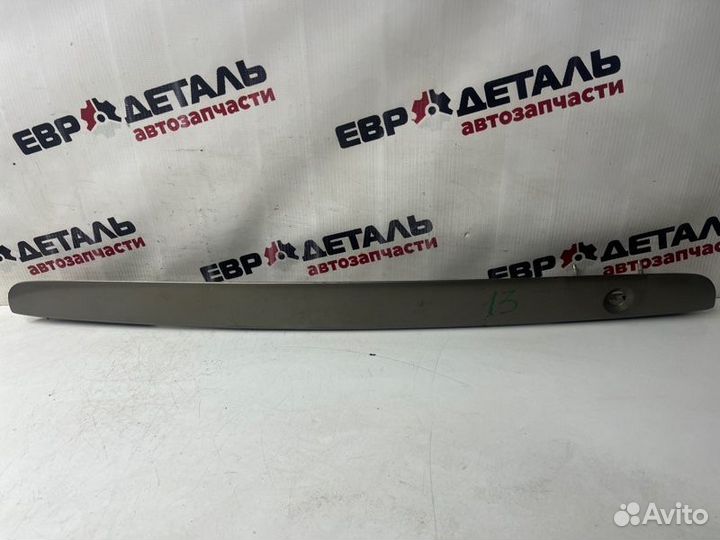 Накладка двери багажника Mazda 323 хетчбек 1.5