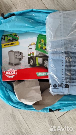 Игрушки машины и детская одежда