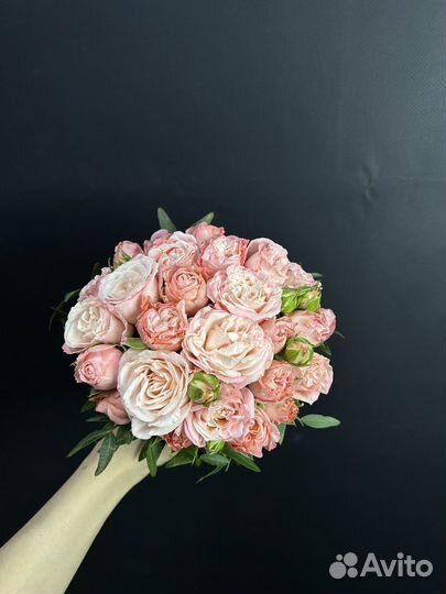 Букет невесты из кустовой пионовидной розы