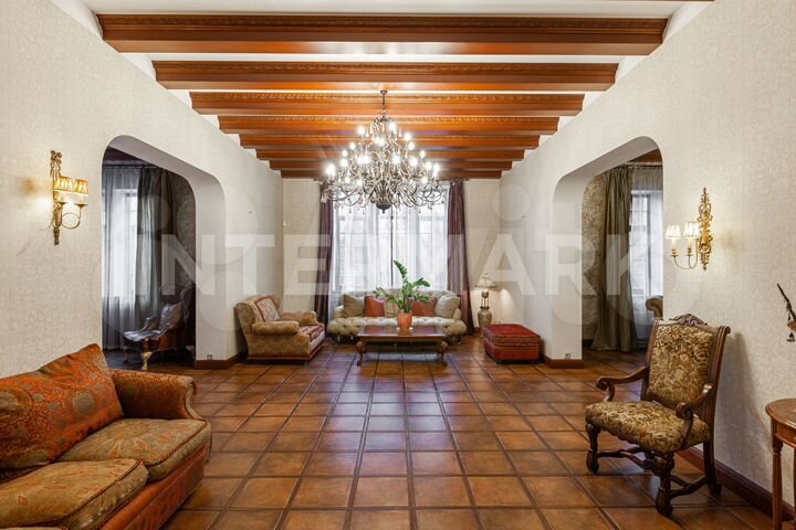 Дом 1100 м² на участке 15 сот.